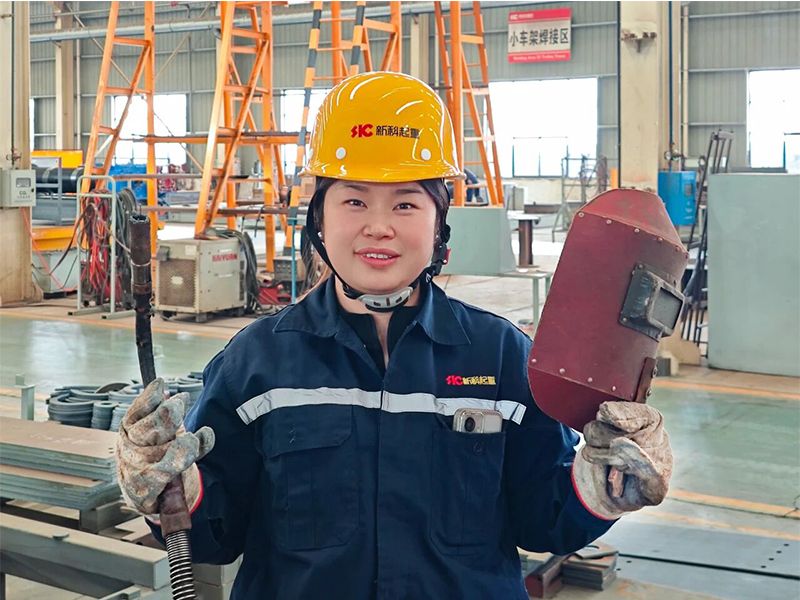 焊花为伴 匠心坚守｜记英国365集团女焊工杨玉露